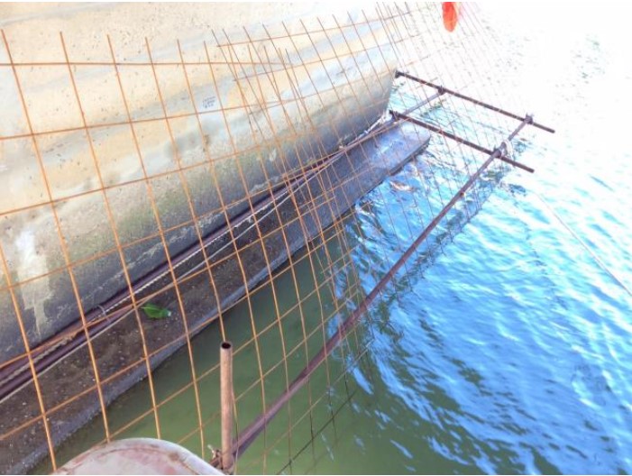 Steel cage around each pier to protect
the diving crew from crocodiles and bull sharks